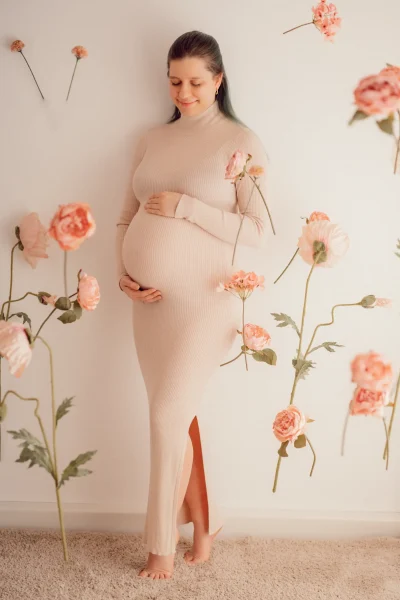 In diesen schlichten Kleid kommt die Schwangere mit ihren Bauch sehr schön zur Geltung.