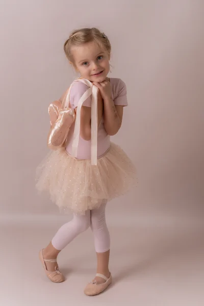 Kind im Ballerina Outfit