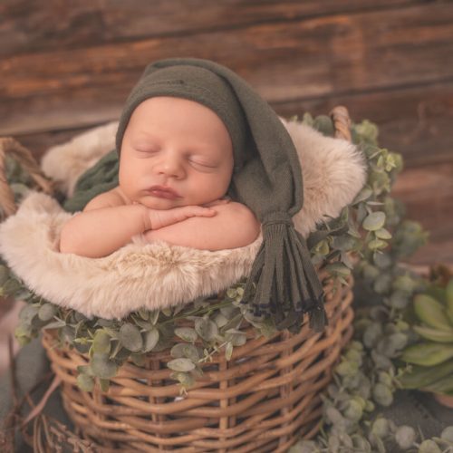 Baby Junge mit grüner Mütze