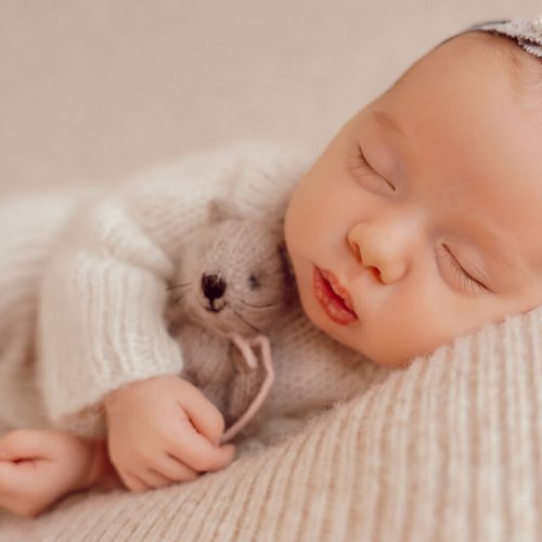 Baby mit Katze und Haarband