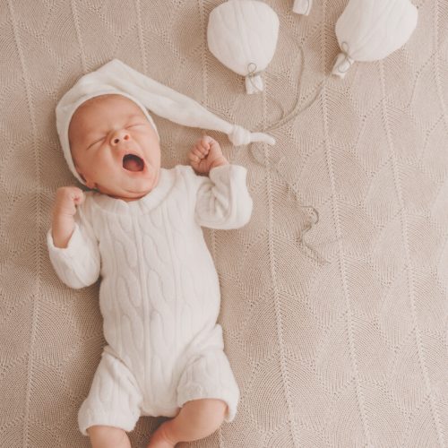 Baby Junge, er gähnt und hält drei Luftballons - Neugeborenen-Fotografie Rheinland-Pfalz - Schwegenheim - Anke Staub Fotografie