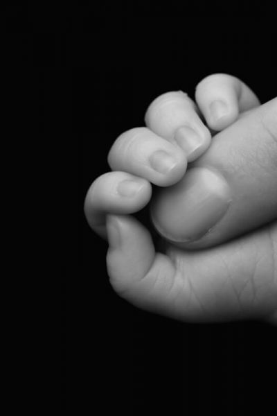 Babyhand in schwarz-weiss und Finger vom der Mama