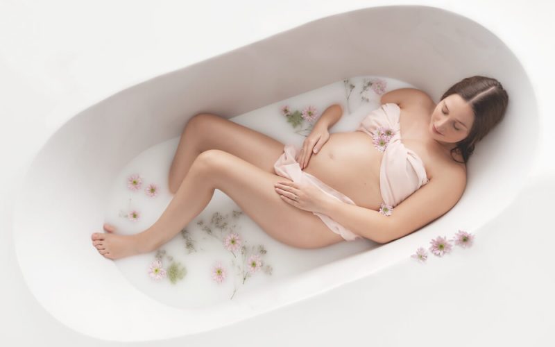 Baldmami mit Blüten in der Badewanne - Milchbadshooting - Schwangerschafts-Fotoshooting Rheinland-Pfalz - Anke Staub Fotografie