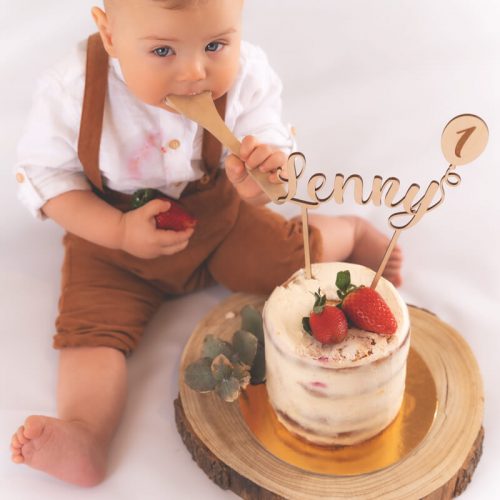 Junge 1. Geburtstag mit mit seiner Geburtstagstorte