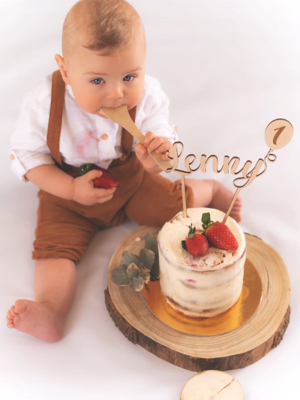 Junge 1. Geburtstag mit mit seiner Geburtstagstorte