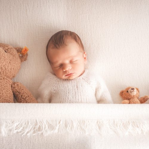 schlafendes Baby mit Teddybären