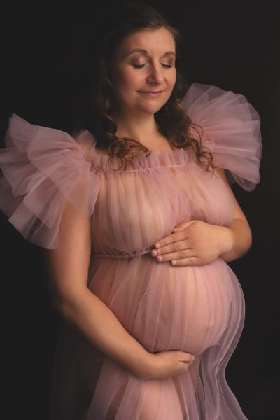 Schwangere in rosa Tüllkleid