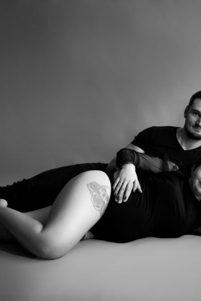 Schwangere mit Mann, liegend am Boden