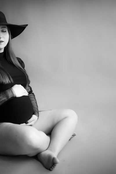 Schwangere mit schwarzen Hut