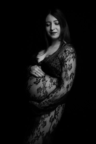 Schwangere mit schwarzen Spitzenkleid