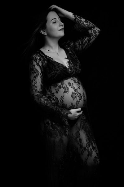 Schwangere im Spitzenkleid - Schwarzweiß Fotografie - Schwangerschafts-Fotoshooting Rheinland-Pfalz - Anke Staub Fotografie