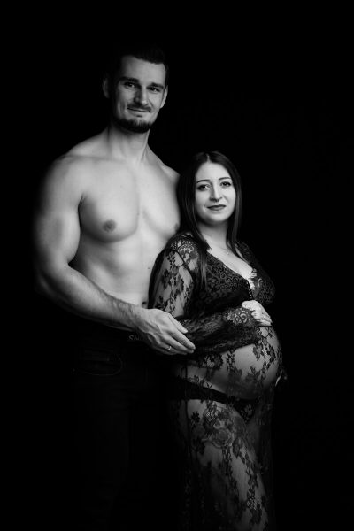 Schwangere und ihr Mann mit schwaren Hintergrund
