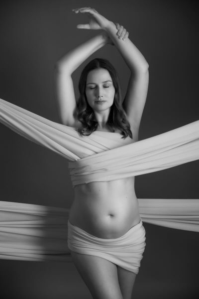 So schlicht und doch so schön ist dieses Foto, wo die Schwangere mit einem Tuch eingewickelt ist.